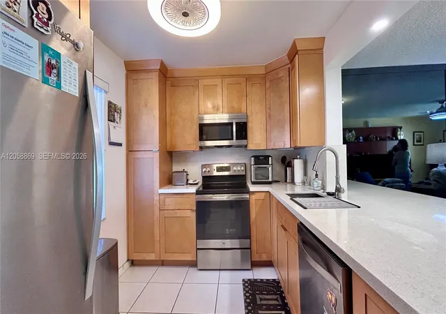 3rd image of 190 Se 5Th Ave #104, Dania, FL 33004 | MLS# A12058869