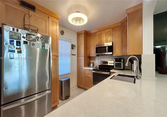 5th image of 190 Se 5Th Ave #104, Dania, FL 33004 | MLS# A12058869