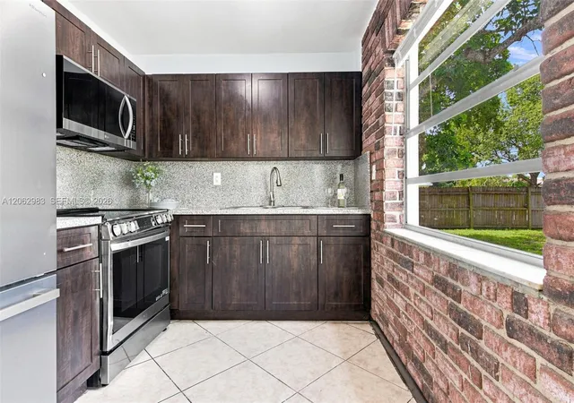 5th image of 200 N 69Th Ter, Hollywood, FL 33024 | MLS# A12062983