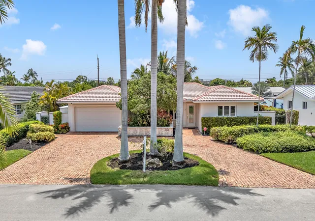 Photo 2 of Single family home for sale at 4220 Ne 26th Avenue, Lighthouse Point, FL 33064 | MLS# B26059394 | Listing updated on 2026-09-30