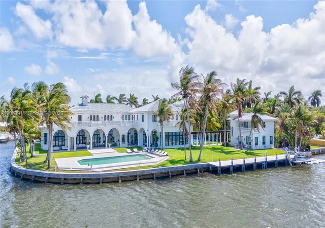 2nd image of 900 S Northlake Dr, Hollywood, FL 33019 | MLS# A12063911