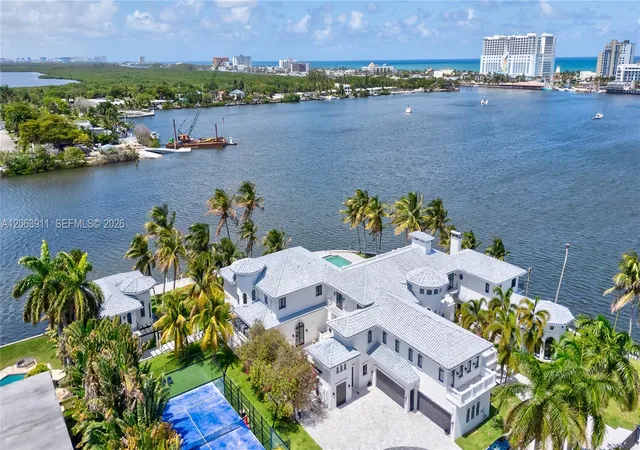 4th image of 900 S Northlake Dr, Hollywood, FL 33019 | MLS# A12063911