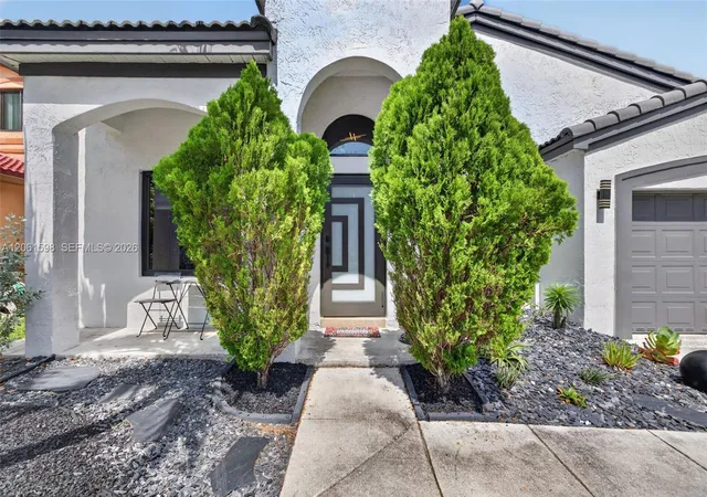 2nd image of 1603 E Harmony Lake Cir, Davie, FL 33324 | MLS# A12061598