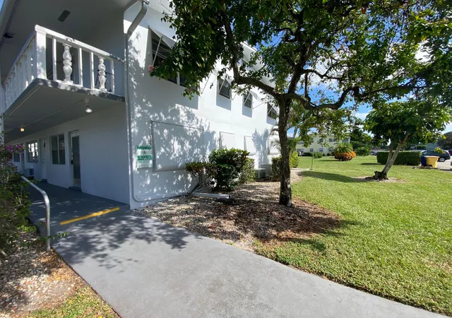 2nd image of 95 Cambridge E, West Palm Beach, FL 33417