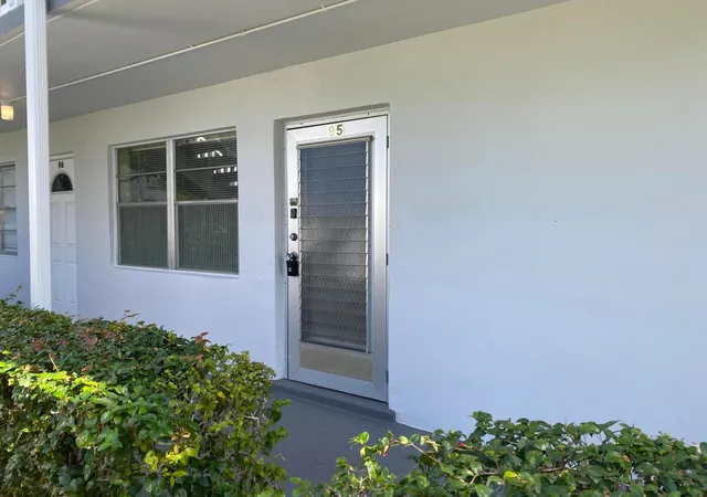 3rd image of 95 Cambridge E, West Palm Beach, FL 33417
