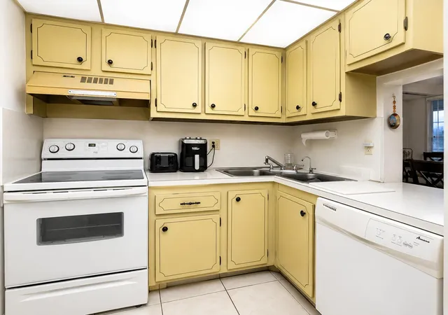 Listing Photo 4 - Condo for sale in building located at 6200 Nw 62Nd St, Tamarac, FL 33319 - Unit #206