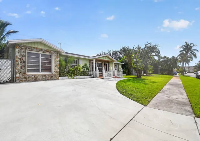 2nd image of 1826 16th Ave N, Lake Worth Beach, FL 33460 | MLS# B26059888