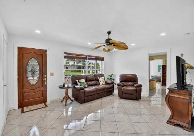 3rd image of 1826 16Th Ave N, Lake Worth Beach, FL 33460 | MLS# B26059888