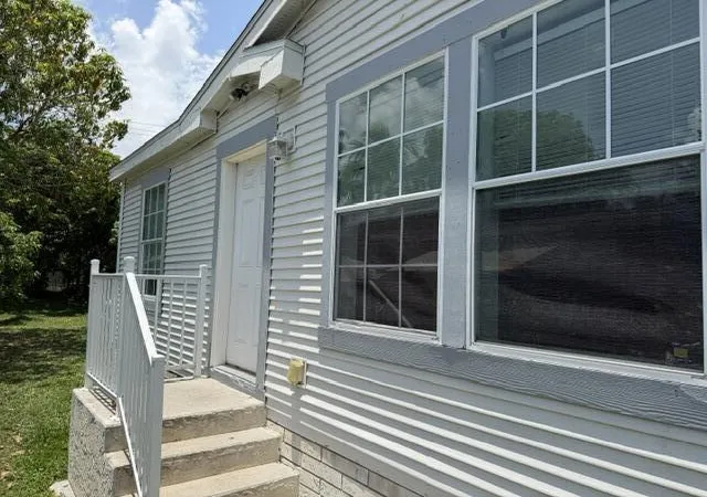 Photo 2 of Manufactured home for sale at 241 Lakeview Dr #241, Pompano Beach, FL 33073 | MLS# B26059990 | Listing updated on 2026-09-23