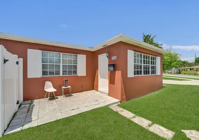 Photo 3 of Single family home for sale at 1302 S 23rd Avenue, Hollywood, FL 33020 | MLS# B26060013 | Listing updated on 2026-09-23