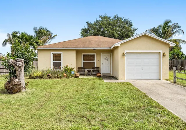 Photo 1 of Single family home for sale at 913 Se Forrest Park Dr, Stuart, FL 34994 | MLS# B26060024 | Listing updated on 2026-09-24
