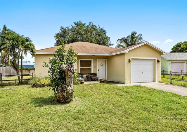 Photo 3 of Single family home for sale at 913 Se Forrest Park Dr, Stuart, FL 34994 | MLS# B26060024 | Listing updated on 2026-09-24