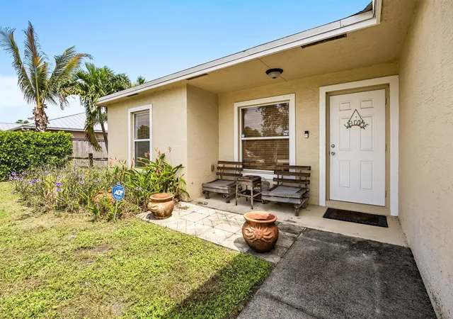 Photo 3 of Single family home for sale at 913 SE Forrest Park Dr, Stuart, FL 34994 | MLS# B26060024 | Listing updated on 2026-09-24