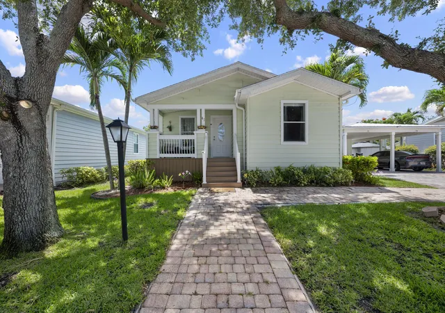 Photo 2 of Manufactured home for sale at 2555 Meadow Ln W Blvd #41, Palm Beach Gardens, FL 33410 | MLS# B26060397 | Listing updated on 2026-10-05