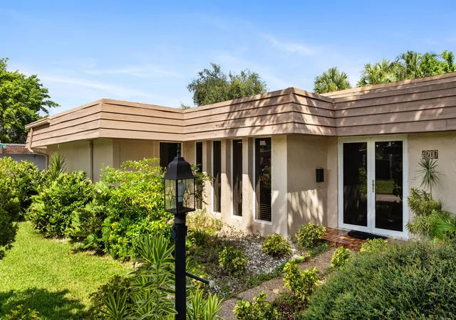 Photo 1 of Sale Pending at 6207 Jacaranda Cir, Tamarac, FL 33319 | MLS# B26060527 | Listing updated on 2026-09-03