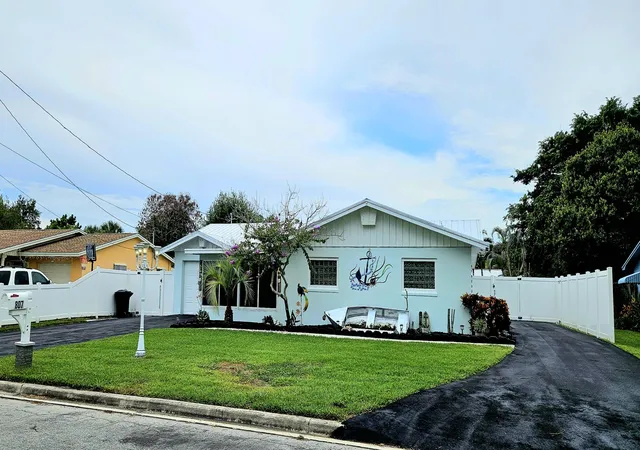 Photo 1 of Single family home for sale at 807 Grandview Blvd, Fort Pierce, FL 34982 | MLS# B26060866 | Listing updated on 2026-10-09