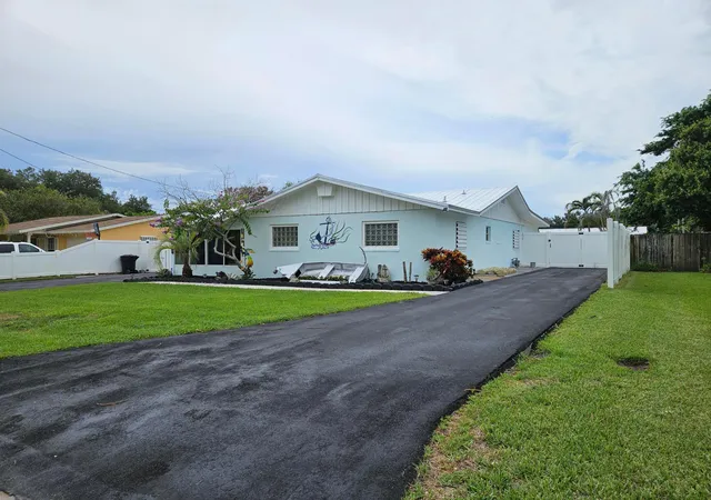 Photo 3 of Single family home for sale at 807 Grandview Blvd, Fort Pierce, FL 34982 | MLS# B26060866 | Listing updated on 2026-10-09