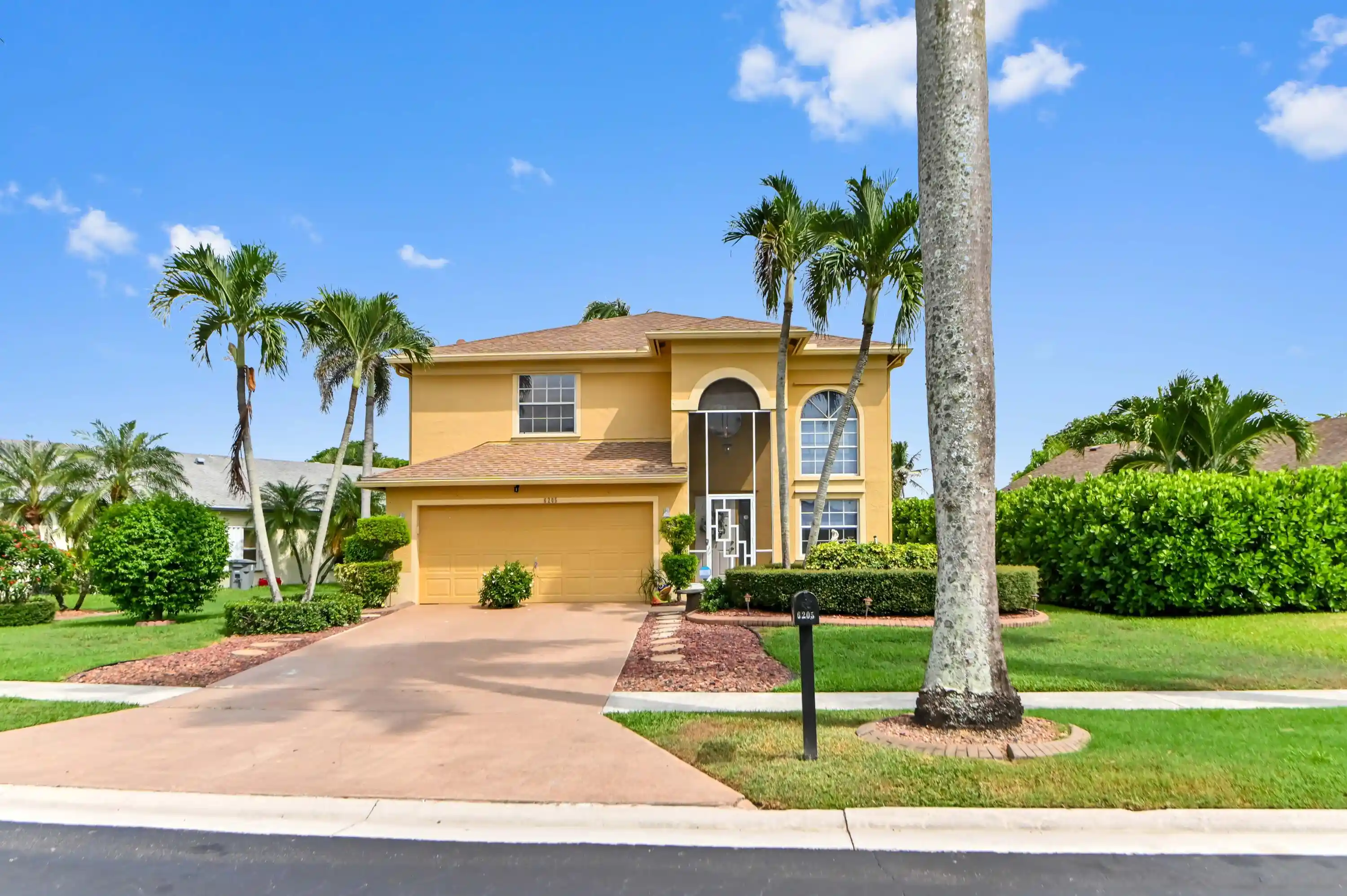 Photo 1 of Single family home for sale at 6205 Lansdowne Cir, Boynton Beach, FL 33472 | MLS# B26061052 | Listing updated on 2026-10-19