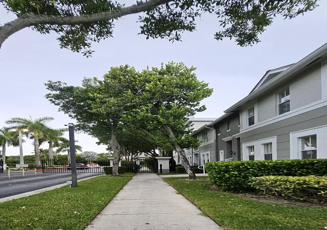 Listing Photo 4 - Condo for sale in building located at 1110 E Shoma Dr E, Royal Palm Beach, FL 33414 - Unit #423