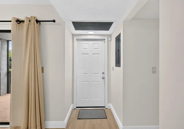 Listing Photo 4 - Condo for sale in building located at 1200 Se Parkview Pl, Stuart, FL 34994 - Unit #F-5