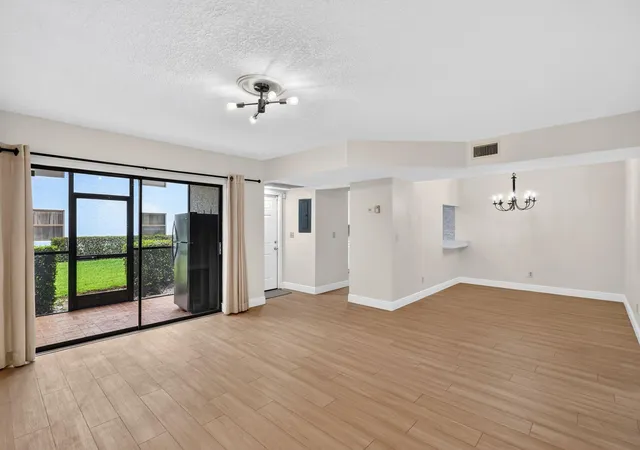 Listing Photo 5 - Condo for sale in building located at 1200 Se Parkview Pl, Stuart, FL 34994 - Unit #F-5