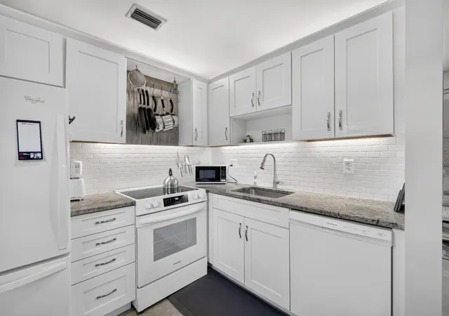 Listing Photo 4 - Condo for sale in building located at 72 Royal Oak Ct, Vero Beach, FL 32962 - Unit #202