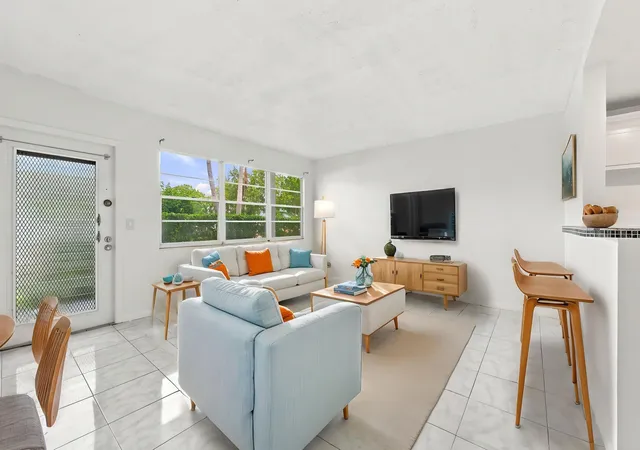 Listing Photo 4 - Condo for sale in building located at 310 Oakridge R Ct, Deerfield Beach, FL 33442 - Unit #310