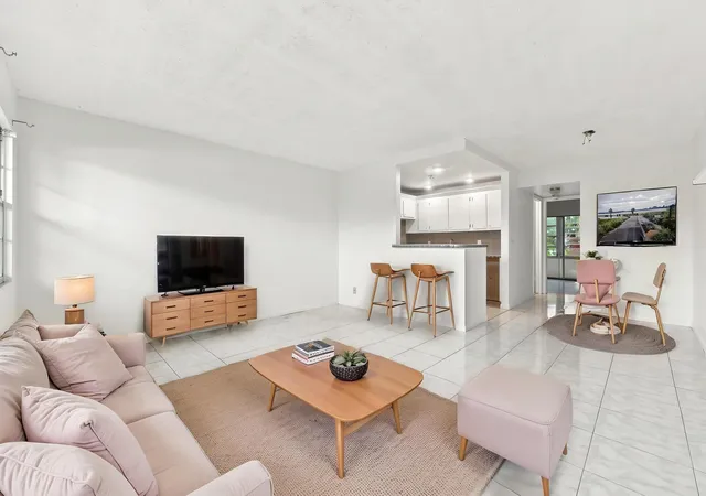 Listing Photo 5 - Condo for sale in building located at 310 Oakridge R Ct, Deerfield Beach, FL 33442 - Unit #310