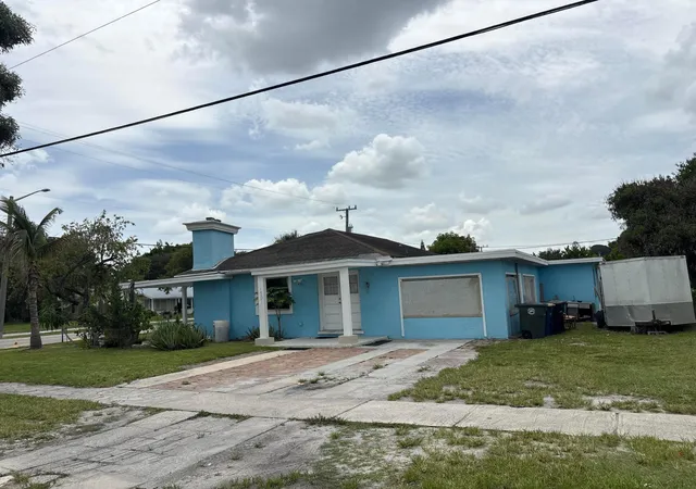 Photo 2 of Single family home for sale at 1001 Sunrise Blvd, Fort Pierce, FL 34950 | MLS# B26062569 | Listing updated on 2026-09-23