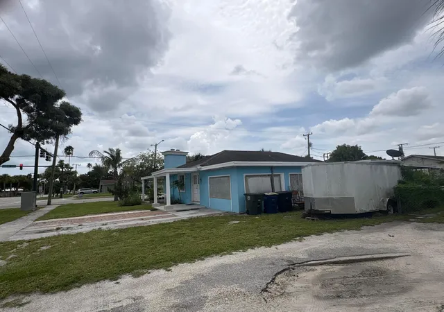 Photo 3 of Single family home for sale at 1001 Sunrise Blvd, Fort Pierce, FL 34950 | MLS# B26062569 | Listing updated on 2026-09-23