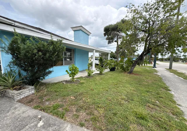 Photo 3 of Single family home for sale at 1001 Sunrise Blvd, Fort Pierce, FL 34950 | MLS# B26062569 | Listing updated on 2026-09-23