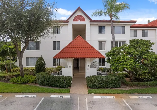 Photo 2 of Condo for sale at 106 Half Moon Cir #B1, Hypoluxo, FL 33462 | MLS# B26062906 | Listing updated on 2026-10-02