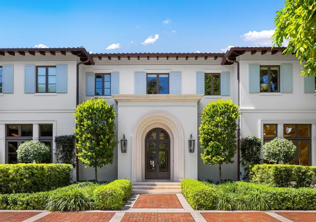 Photo 2 of Mansion for sale at 220 Jungle Rd, Palm Beach, FL 33480 | MLS# B26063010 | Listing updated on 2026-09-23