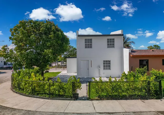 Photo 2 of Sale Pending at 4527 Nw 191st Terrace, Miami Gardens, FL 33055 | MLS# B26063137 | Listing updated on 2026-10-06