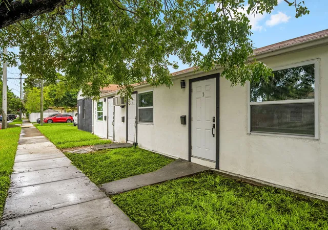Listing Photo 2 - Condo for sale in building located at 1602 S 17th Ave, Hollywood, FL 33020 - Unit #1-3
