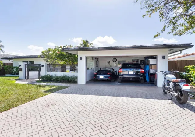 Photo 3 of Single family home for sale at 2125 Ne 17th Terrace, Wilton Manors, FL 33305 | MLS# B26063248 | Listing updated on 2026-10-01
