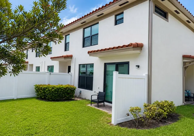 Photo 3 of Townhouse for sale at 4414 Hemlock Dr, Riviera Beach, FL 33410 | MLS# B26063429 | Listing updated on 2026-10-09