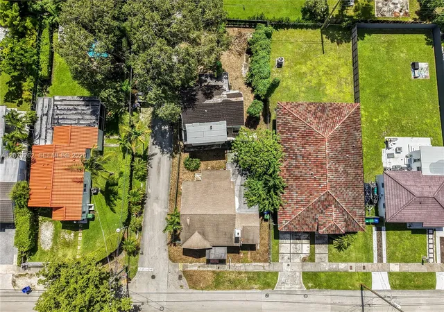 Photo 4 of Single family home for sale at 2100 SW 25th Street, Miami, FL 33133 | MLS# A12070262 | Listing updated on 2026-10-29