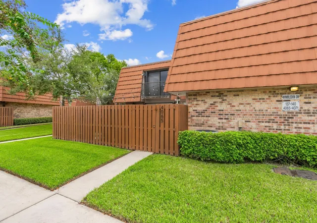 Photo 2 of Townhouse for sale at 4065 Wimbledon Dr, Hollywood, FL 33026 | MLS# B26063630 | Listing updated on 2026-10-03