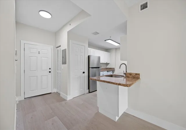 Listing Photo 5 - Condo for sale in building located at 2020 Greenview Shores Blvd, Wellington, FL 33414 - Unit #102