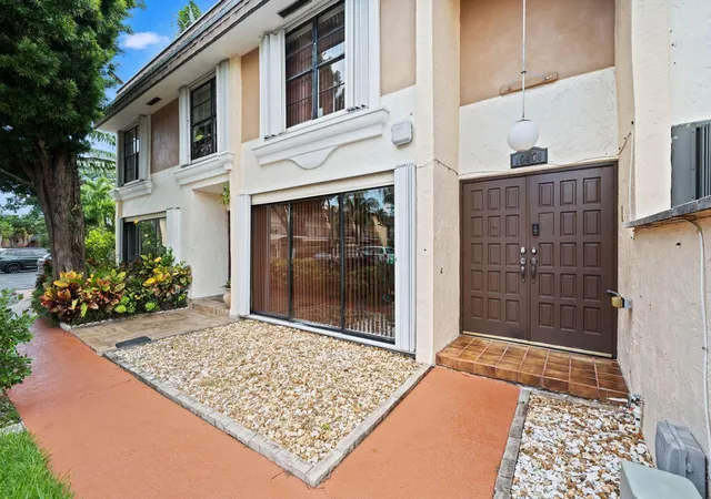 Photo 2 of Townhouse for sale at 16470 Ne 27th Place #35, North Miami Beach, FL 33160 | MLS# B26063747 | Listing updated on 2026-09-23