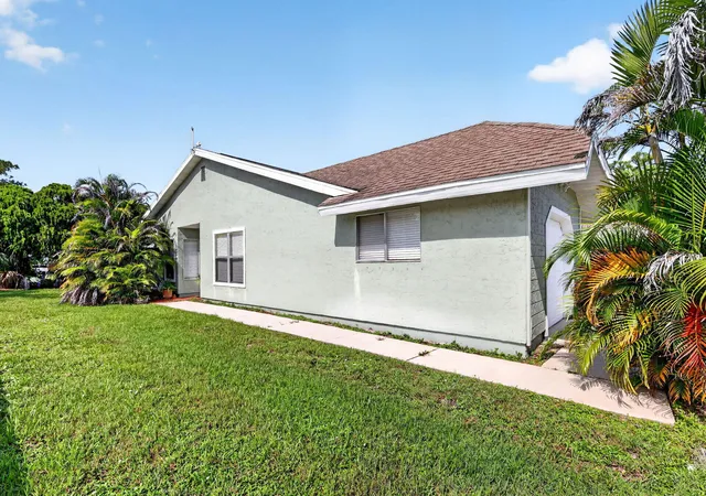 Photo 3 of House for sale at 1713 SE Ryecroft Ct, Port Saint Lucie, FL 34952 | MLS# B26064106 | Listing updated on 2026-09-23
