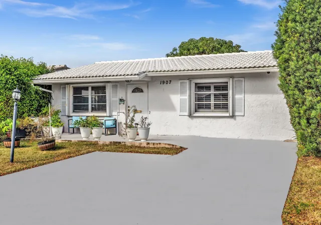 Photo 2 of Single family home for sale at 1907 Sw 22nd Avenue, Boynton Beach, FL 33426 | MLS# B26064186 | Listing updated on 2026-09-23