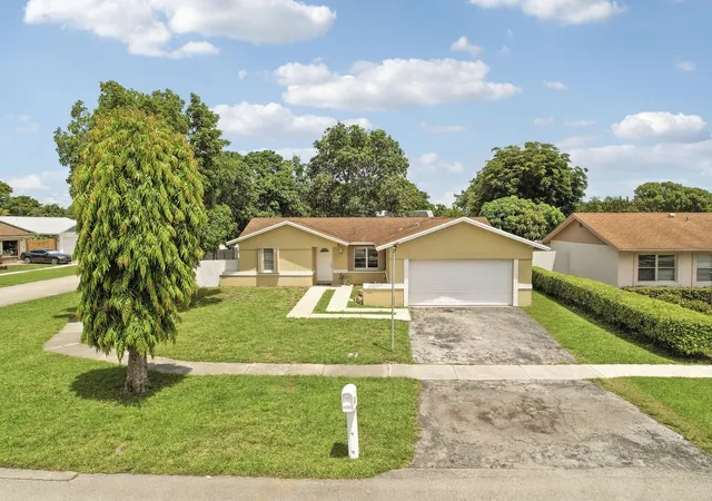 Photo 2 of Single family home for sale at 9235 Saddlecreek Dr, Boca Raton, FL 33496 | MLS# B26064485 | Listing updated on 2026-10-08