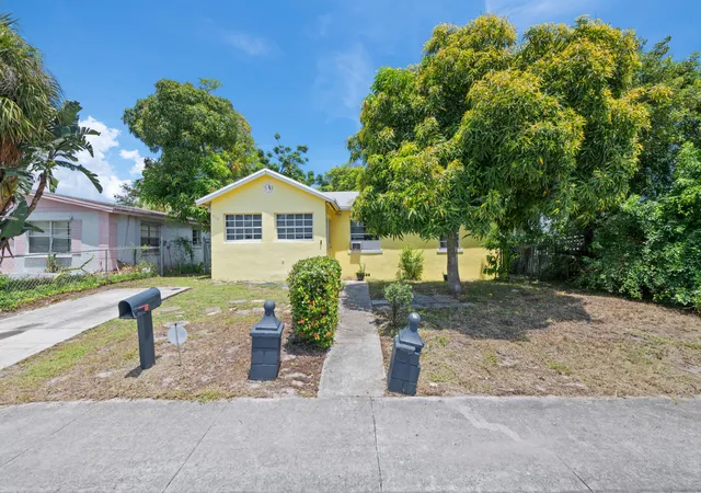 Photo 2 of Single family home for sale at 616 W 5th Street, Riviera Beach, FL 33404 | MLS# B26064493 | Listing updated on 2026-10-08