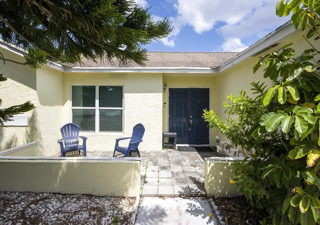 Photo 3 of Sale Pending at 35 Cedar Cir, Boynton Beach, FL 33436 | MLS# B26064767 | Listing updated on 2026-10-07