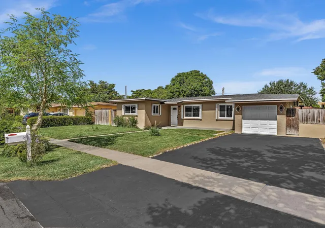 Photo 2 of Single family home for sale at 721 Fairway Dr, Plantation, FL 33317 | MLS# B26064919 | Listing updated on 2026-10-02