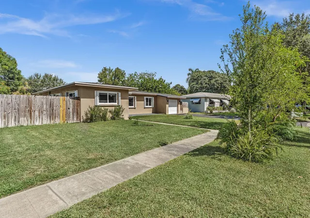 Photo 4 of Single family home for sale at 721 Fairway Dr, Plantation, FL 33317 | MLS# B26064919 | Listing updated on 2026-10-02