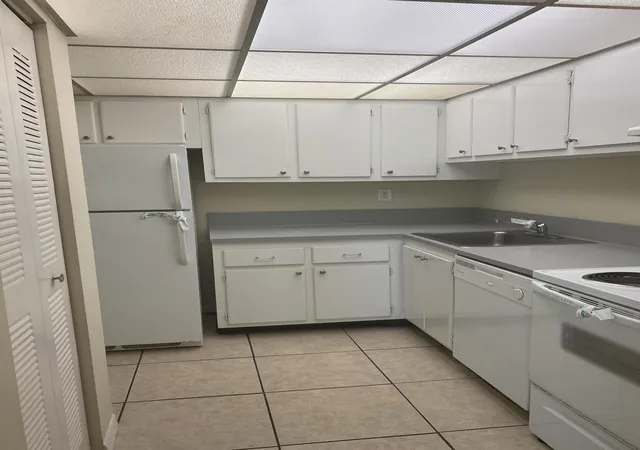 Listing Photo 4 - Condo for sale in building located at 409 Executive Ctr Dr, West Palm Beach, FL 33401 - Unit #211