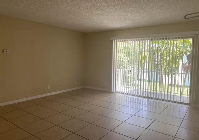 Listing Photo 5 - Condo for sale in building located at 409 Executive Ctr Dr, West Palm Beach, FL 33401 - Unit #211